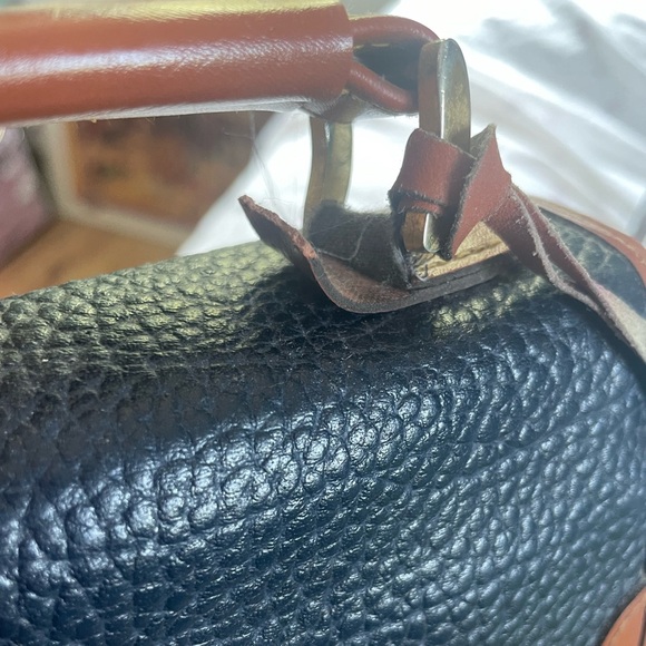 Dooney and Bourke purse in near perfect condition! - Picture 8 of 10